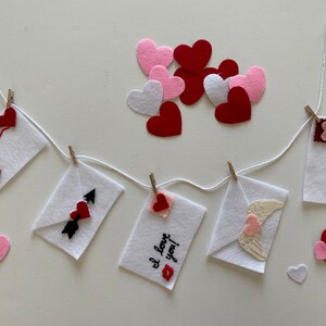 Love Mail Garland - Pancarta de fieltro en miniatura con sobres para decoración del día de San Valentín