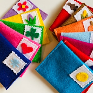 Envelopes de feltro mensais em miniatura para correspondência de brincadeira de faz de conta para todas as estações com fecho de velcro, conjunto de 12