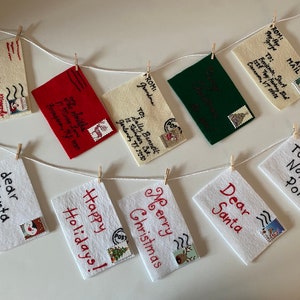 Kerstkaarten vilten spandoek, brieven aan de kerstman slinger, enveloppen met stempels, decoratie december