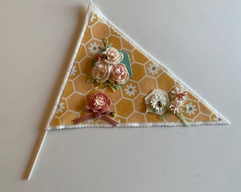 Felt Flower Flag with Bees and Honeycomb, Vase Accessory, Floral Pennant, Spring Decoration, May Vase Filler
