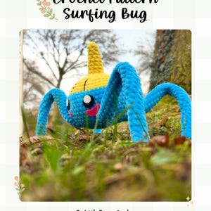 Op de afbeelding: Een gehaakt Surfing Bug patroon, met een blauw lichaam, gele kop en lange blauwe poten. De bug heeft een lachend gezicht met witte ogen en rode lippen. De tekst "Crochet Pattern Surfing Bug" staat bovenaan de afbeelding.