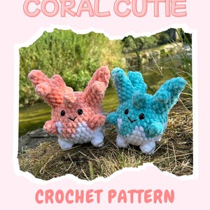 Op de afbeelding: Twee handgemaakte gehaakte wezens, één koraal en één turquoise, met witte accenten en zwarte ogen. De afbeelding bevat de tekst "CORAL CUTIE" en "CROCHET PATTERN By Little Bunny Garden".