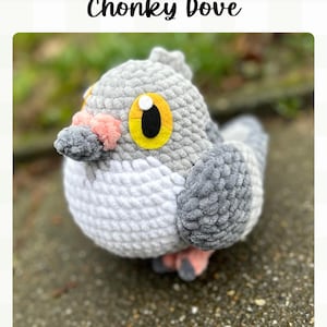 Op de afbeelding: Een gehaakte duif in grijstinten, wit en roze, met een geel en zwart oog. De tekst "Crochet Pattern Chonky Dove" staat boven de duif en "By Little Bunny Garden" eronder.