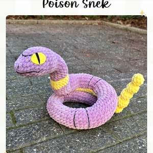 Op de afbeelding: Een gehaakte slangenknuffel in paars en geel. De slang is opgerold, met een gele staart en een gele streep om het lichaam. De tekst "Crochet Pattern Poison Snek" staat bovenaan de afbeelding.