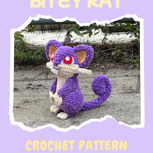 Op de afbeelding: Een gehaakte paarse rat met een crèmekleurige buik, oren en snuit. De rat heeft rode ogen en een lange, gekrulde staart. De afbeelding bevat de tekst "BITEY RAT" en "CROCHET PATTERN By Little Bunny Garden."