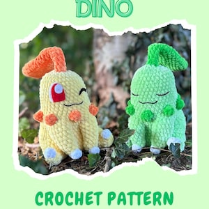 Op de afbeelding: Twee gehaakte pluche dinosaurussen, één geel en één groen, met plantachtige kenmerken. De gele dino heeft een oranje kam en accenten, de groene heeft een groene bladachtige kop. Tekst: "Sleepy Plant Dino" en "Crochet Pattern".