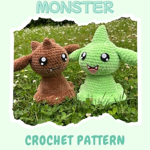 Op de afbeelding: Twee gehaakte monsterfiguren, één bruin en één groen, met grote ogen en lachende gezichten, zitten in het gras. De afbeelding bevat de tekst "TWIN SLIME MONSTER" en "CROCHET PATTERN By Little Bunny Garden."
