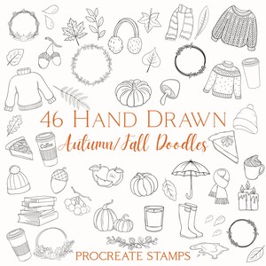 Op de afbeelding: Illustratie van 46 handgetekende herfst- en val doodles. De collectie bevat pompoenen, bladeren, truien, koffiekopjes en andere seizoensgebonden elementen. Tekst luidt: "46 Hand Drawn Autumn/Fall Doodles Procreate Stamps."