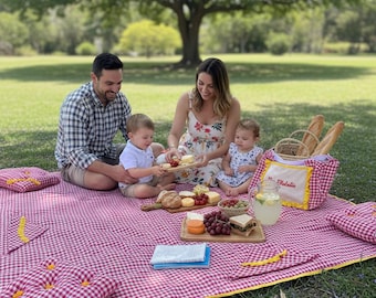 Gepersonaliseerde picknickset: handgemaakte mat, kussens en aangepast lint