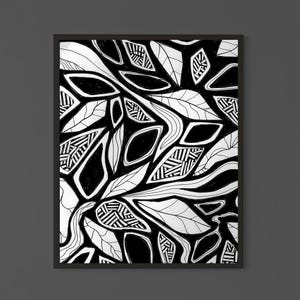 Puede incluir: Lámina de arte abstracto en blanco y negro con un diseño de hojas. La obra de arte tiene un estilo gráfico audaz con detalles y patrones intrincados dentro de las hojas. La impresión está enmarcada en un marco negro.