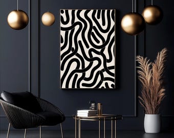 Puede incluir: Impresión artística abstracta en blanco y negro con marco dorado. La obra presenta un patrón de líneas negras gruesas y curvas sobre un fondo crema. La impresión se exhibe en una pared azul oscuro, con luces colgantes doradas y una silla negra en la habitación.