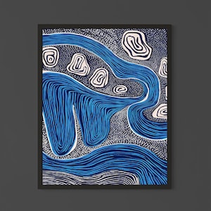 Op de afbeelding: Abstracte kunstprint in een zwarte lijst. Het kunstwerk toont een blauw en wit ontwerp met vloeiende lijnen en organische vormen. De achtergrond is donkerblauw met witte stippen, wat een textuureffect creëert. Het thema is modern en artistiek.