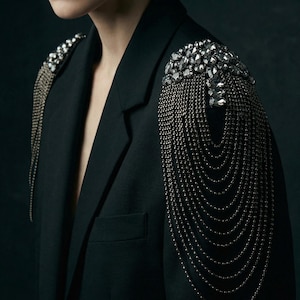 Kristallaxelvaddar, Fransaxelklaffar, Strass-axelsmycken, Utsmyckade axellappar, Nitade axelvaddar, Axeltofsar