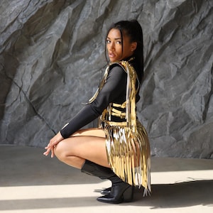 Futuristische rave-outfit, rave-outfit danskleding, gouden rave-jurk, metallic festivaloutfit, holografische rave-kleding, festivalkleding vrouwelijk