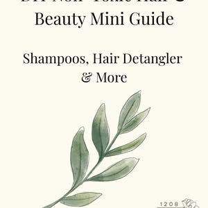 以下が含まれることがあります： 「DIY Non-Toxic Hair & Beauty Mini Guide」と題されたクリーム色のガイド。シャンプーやヘアデタングラーに関するテキストが記載されています。緑の葉の水彩イラストが右下にあります。ガイドには「& More」というテキストも含まれています。