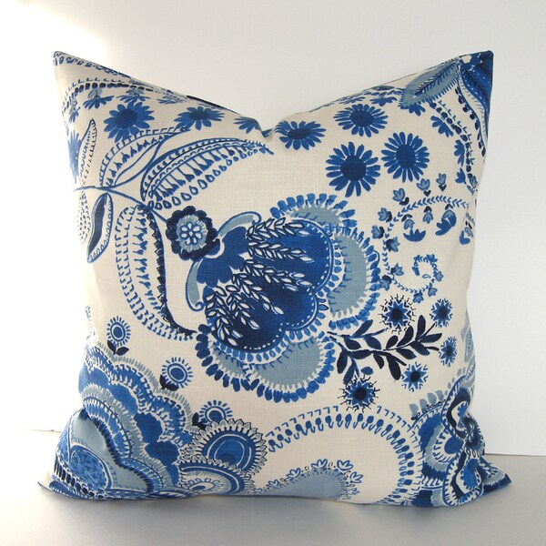 Ambos lados - Diseñador decorativo Paisley Funda de almohada - Azul - Indigo - sobre un fondo cremoso fuera de blanco