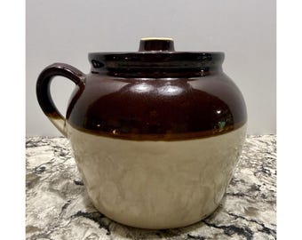 Olla de cerámica antigua Robinson Ransbottom de color marrón claro con asa y tapa.