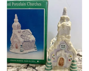 Iglesia de pueblo navideño nevado, casa de porcelana iluminada con caja n.° 4 brillante