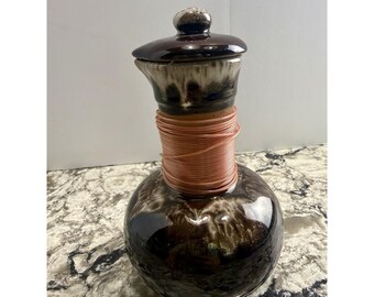 Vintage bruine fles met druppelombré-glazuur en deksel Cooper met draad omwikkelde hals