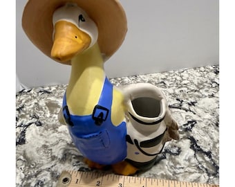 Alter Gänse- / Enten-Farmer mit Krug aus Keramik
