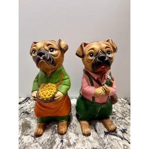 Może przedstawiać: Biały ceramiczny kubek z czarnym uchwytem i napisem "But First, Coffee" pogrubioną czcionką. Kubek jest ustawiony na rozmytym tle. Kubek ma około 10 cm wysokości.