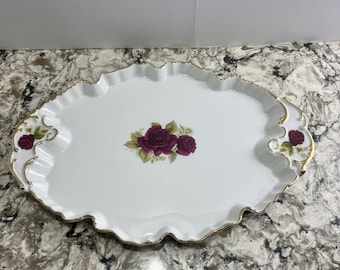 Impresionante plato de porcelana fina hecho a mano de Haas & Czjek con forma libre y borde dorado en forma de rosa.