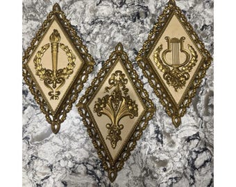 Juego vintage de 3 placas de pared HOMCO Roman Gold con forma de diamante de 1971 (números de serie 7227, 7226 y 7224).