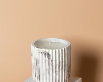 Kerze aus geripptem Beton in Marmoroptik | Handgefertigte Sojawachskerze | Minimalistische Wohndekoration