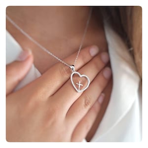 Elegante colgante de cruz de corazón, collar de cruz de circonita cúbica brillante, collar de plata con cruz en corazón, delicado regalo de joyería católica para ella