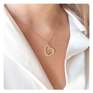 Elegante colgante de cruz de corazón, collar de cruz de circonita cúbica brillante, collar chapado en oro con cruz en corazón, delicado regalo de joyería católica para ella