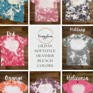 Peut inclure: Collection de t-shirts Gildan Softstyle heather bleach de différentes couleurs : saphir, orchidée radieuse, gris foncé, rouge, vert militaire, orange et héliconia. Chaque t-shirt présente un motif de décoloration unique avec le logo "Weagybear Designs".