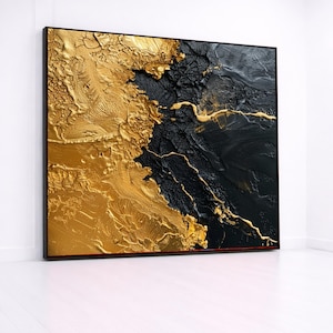 Puede incluir: Arte mural abstracto texturizado en un marco negro. La obra de arte presenta un diseño dividido con una superficie dorada texturizada a la izquierda y una superficie negra texturizada a la derecha, con detalles dorados.