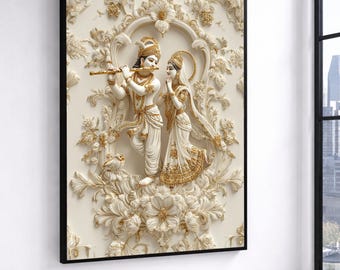 Puede incluir: Una pieza de arte mural enmarcada que presenta una escultura en relieve en color crema y dorado de Krishna tocando la flauta junto a Radha. Las figuras están rodeadas de intrincadas tallas florales y volutas sobre un fondo crema texturizado.