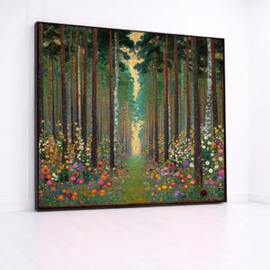 以下が含まれることがあります： 細長い木々と小道が描かれた森の風景の額入りアートプリント。前景には色とりどりのワイルドフラワーが咲き乱れ、小道を照らす黄金色の光が差し込んでいます。