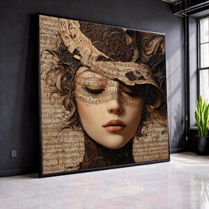 Könnte beinhalten: Ein gerahmtes Kunstwerk mit dem Gesicht einer Frau mit geschlossenen Augen. Das Kunstwerk ist eine Collage aus Notenblättern und strukturierten Elementen, mit einer Maske und Kopfbedeckung aus Noten. Die Farbpalette ist hauptsächlich Sepia-Töne, mit einem schwarzen Rahmen.