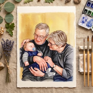 Puede incluir: Retrato en acuarela de un bebé sostenido por sus abuelos. El bebé lleva un traje azul y un chupete. Los abuelos llevan gafas y jerséis oscuros. El fondo es un suave lavado amarillo. Se ven pinceles y una paleta de acuarela.