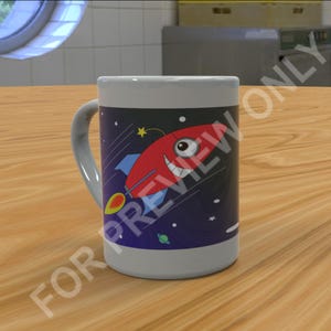 Può includere: Una tazza in ceramica grigia con un design a razzo di cartone animato. Il razzo è rosso con una fiamma blu e vola attraverso uno spazio blu scuro con stelle bianche. La tazza ha un manico bianco.