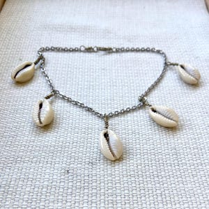 Handgefertigte Kauri-Muschel Fußkette aus Edelstahl und Neusilber