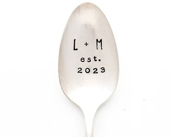 Cuillère estampée à la main avec initiales et date ou année. Personnalisé avec INITIALES. The ORIGINAL Hand Stamped vintage Coffee Spoons™ Plus Signe