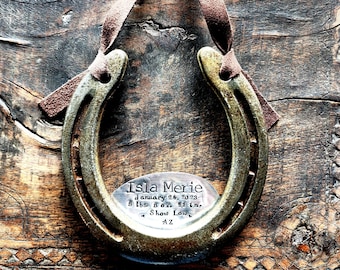 Le Lucky Baby Horseshoe™ accueille bébé avec beaucoup d’amour et de chance. Personnalisé personnalisé pour la pépinière. Salle de décoration à thème équestre. Souvenir