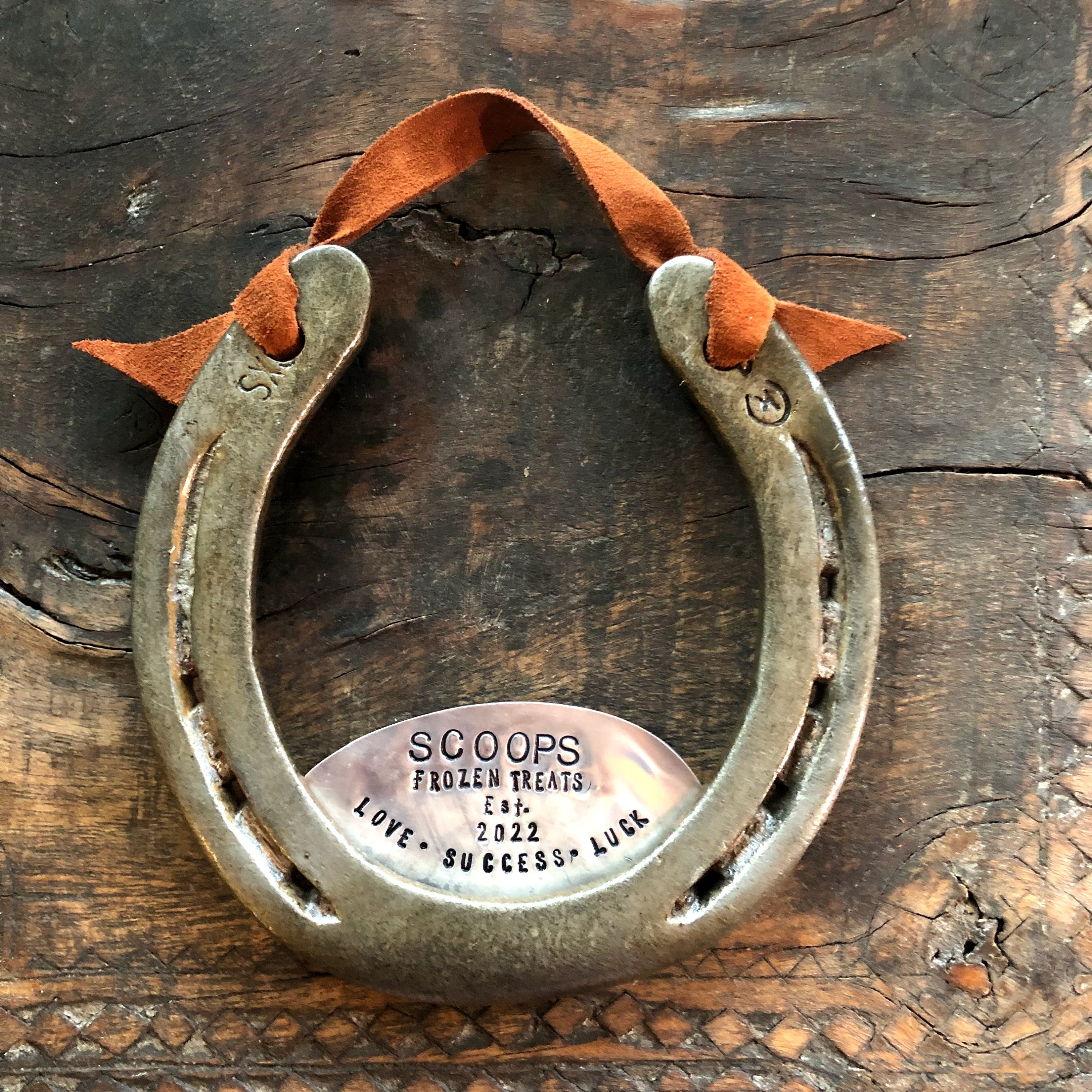 Vtg Horse Metal HORSESHOE Wall Plaque Lucky Horse Shoe Wooden Racing