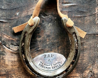 The Memorial Horseshoe. Commemorating the loss of a horse or pet. Handmade by Sycamore Hill. Beautiful, rustic equestrian display. Equine.