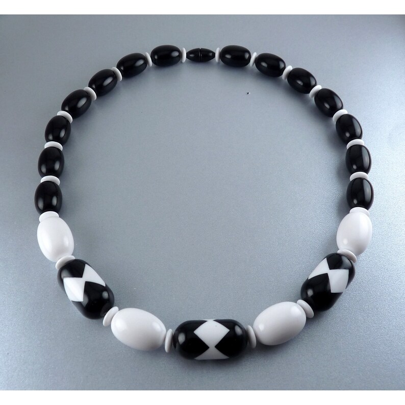 1980'S Black & White Zigzag Lucite Beads Necklace Exc. - Etsy