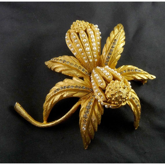 Large Gold Tone Double Fantasy Flowers Brooch Pin… - image 1