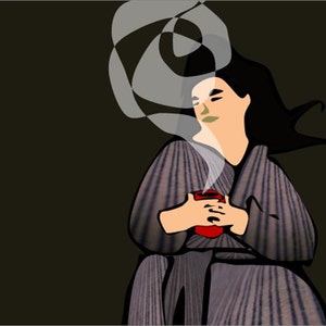 Puede incluir: Una mujer con una bata a rayas sostiene una taza roja con vapor que sale de ella. El fondo es oscuro.