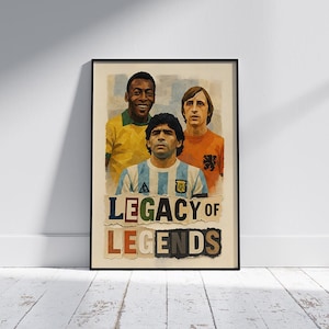 Könnte beinhalten: Gerahmter Kunstdruck mit Porträts der Fußballlegenden Pelé, Diego Maradona und Johan Cruyff. Das Kunstwerk hat eine Vintage-Ästhetik mit dem Text "LEGACY OF LEGENDS". Die Spieler tragen ihre Nationaltrikots.