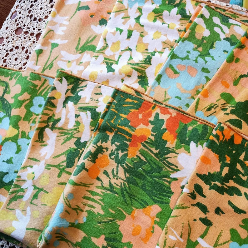 8 Vintage 60s/70s Groovy Floral Cloth Napkins