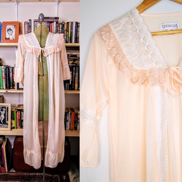 Bata vintage de nailon color melocotón con volantes de concha rosa con volantes