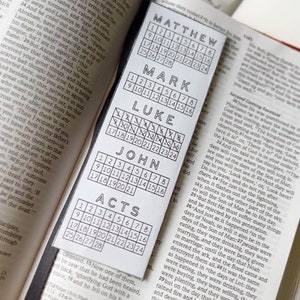 K&ouml;nnte beinhalten: Ein schwarz-wei&szlig;es Lesezeichen mit einem Raster aus Zahlen f&uuml;r jedes Buch des Neuen Testaments. Das Lesezeichen ist mit "Matth&auml;us", "Markus", "Lukas", "Johannes" und "Apostelgeschichte" beschriftet.