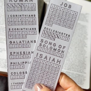 K&ouml;nnte beinhalten: Ein Satz von acht Lesezeichen mit schwarzem Text auf wei&szlig;em Hintergrund. Jedes Lesezeichen zeigt ein anderes Buch der Bibel, mit dem Namen des Buches und den aufgef&uuml;hrten Kapitelnummern. Die Lesezeichen sollen den Menschen helfen, ihren Platz in der Bibel zu behalten.